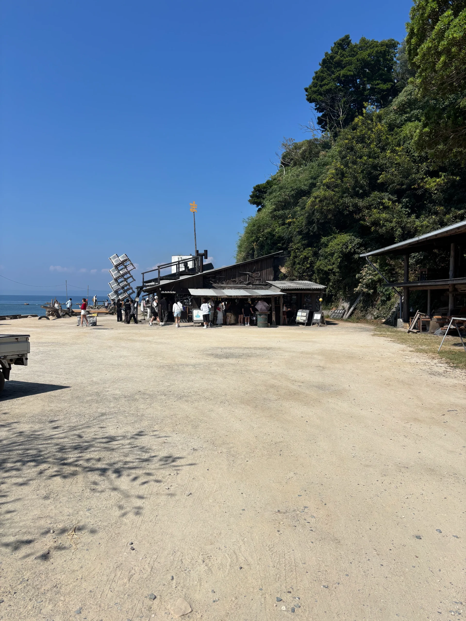 またいちの塩 工房とったんの売店と立体塩田