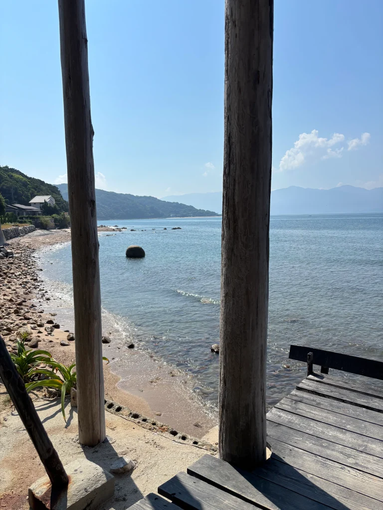 工房とったんのベンチから見える海