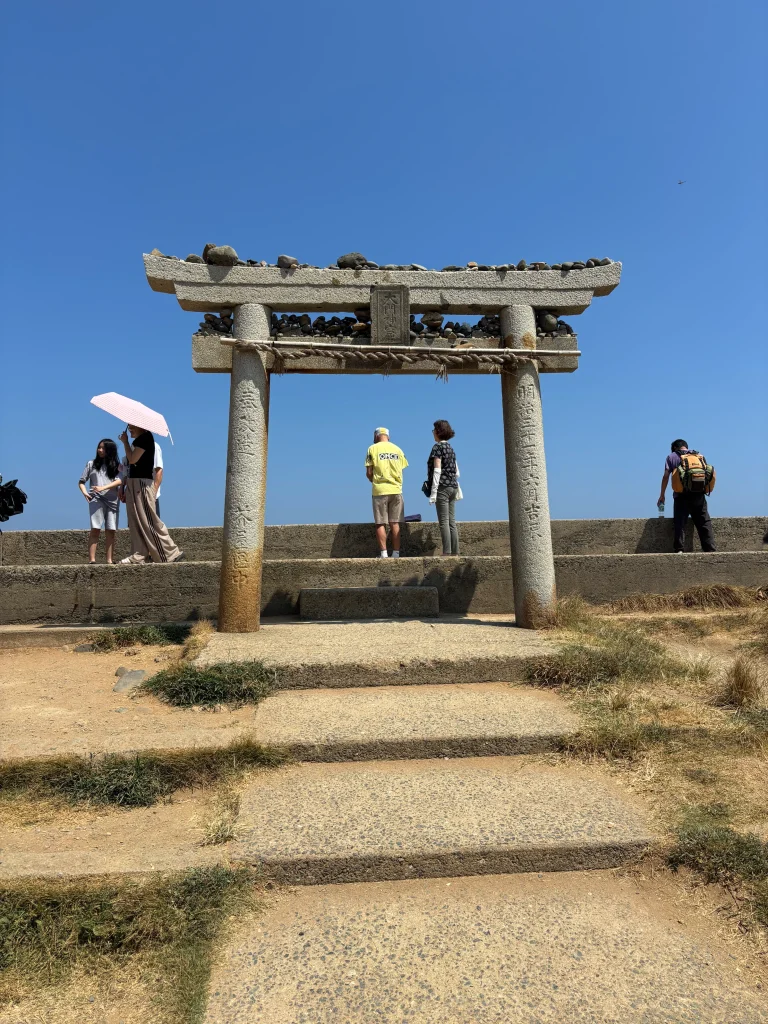 芥屋の大門公園にある石が載った鳥居