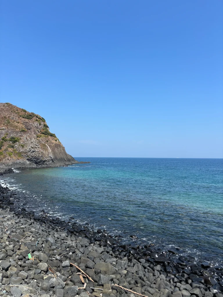 芥屋の大門公園から見える青い海と岩場