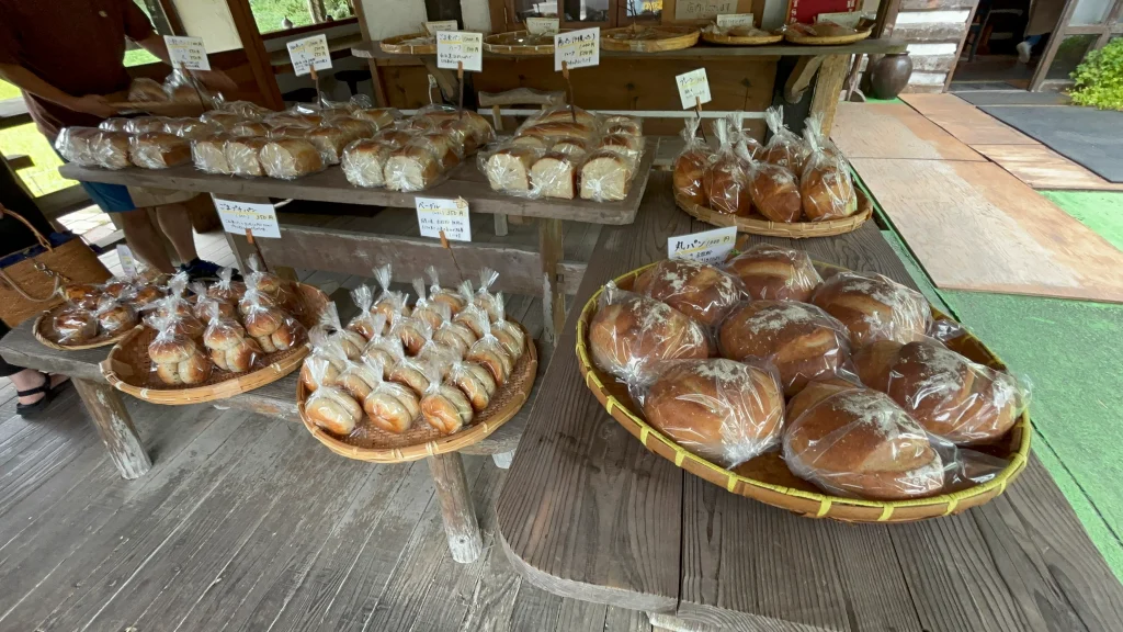 屋根の上に花壇のある店のパン