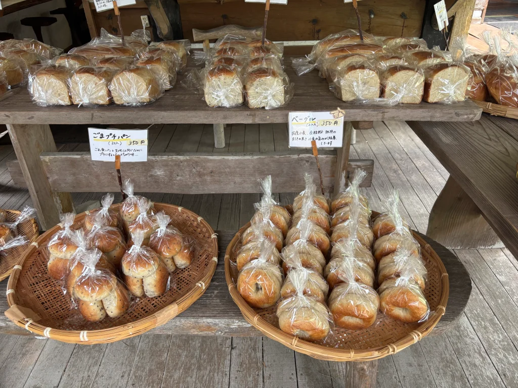 屋根の上に花壇のある店のごまプチパンとベーグル