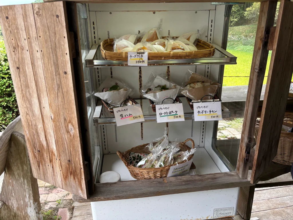 屋根の上に花壇のある店のチーズケーキ・ピタパンサンド