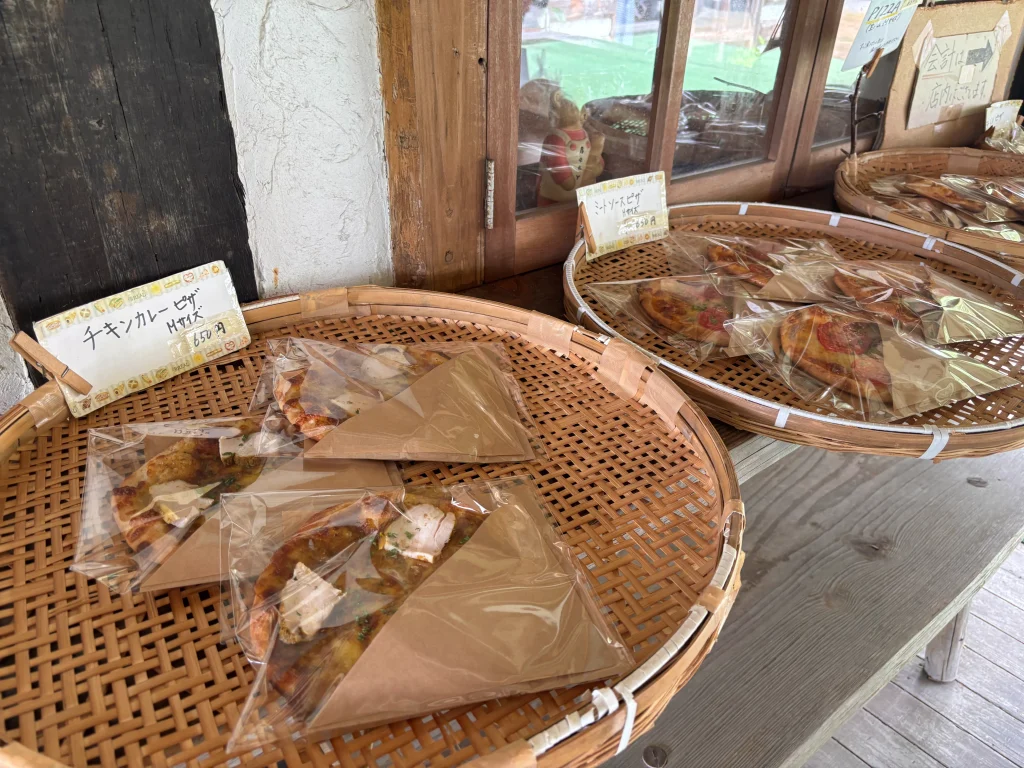 屋根の上に花壇のある店のピザ