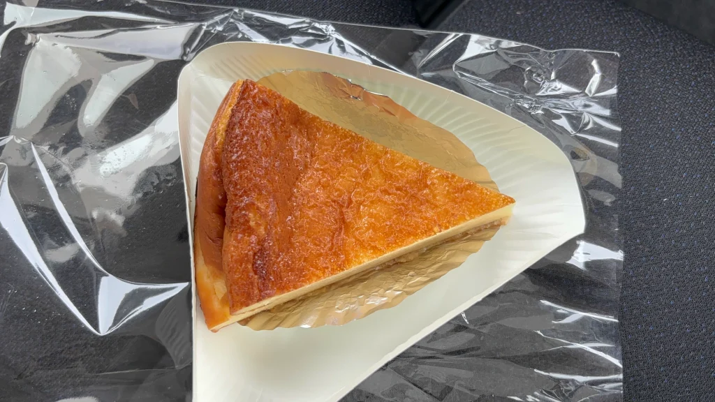 屋根の上に花壇のある店のチーズケーキ